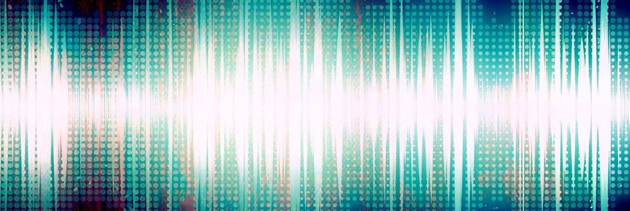 Digitaler Soundwave-Visualisierer mit vertikalen blauen und weißen Balken und Punkten auf dunklem Hintergrund, die Audiofrequenzen oder einem Musik-Equalizer ähneln - ideal für Themen, die KI oder moderne Voice-Cloning-Technologie erforschen.