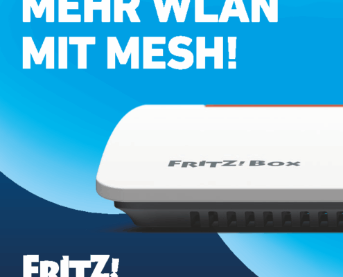 Auf blauem Hintergrund ist ein weißer FRITZ!Box-Router zu sehen, darüber der Schriftzug MEHR WLAN MIT MESH!, der die Mesh-WLAN-Technologie und das FRITZ!Logo in der linken unteren Ecke hervorhebt.